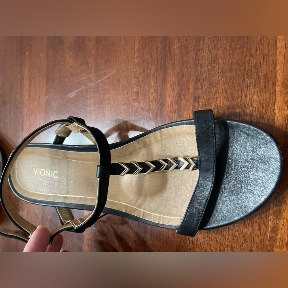 Vionic Black and Tan Women's T-Strap Sandals
